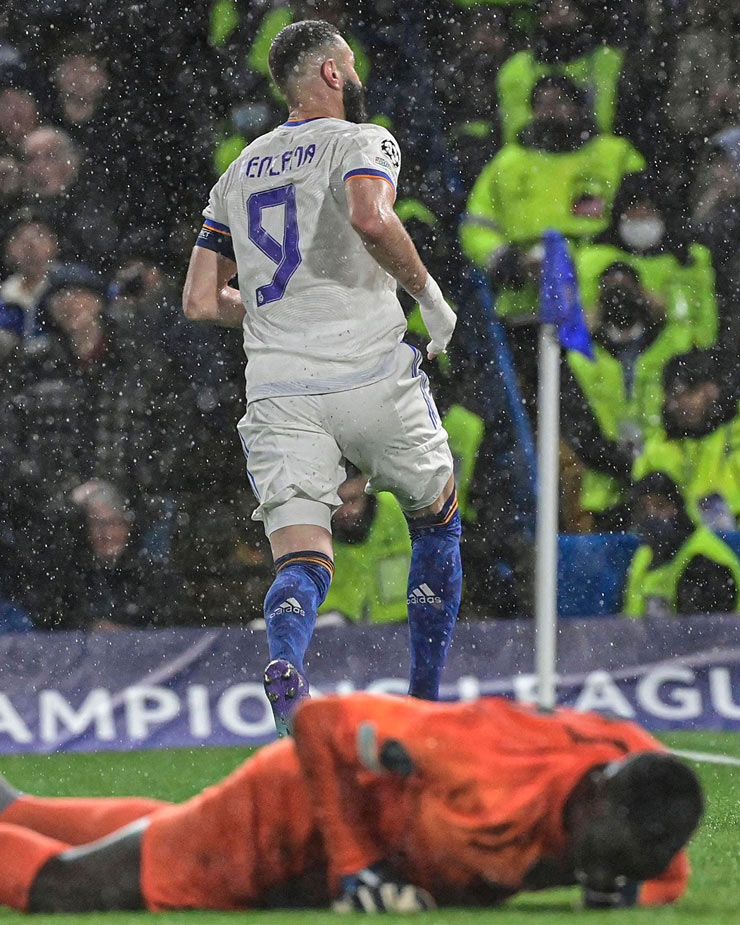 Karim Benzema trừng phạt sai lầm của Edouard Mendy để lập hat-trick giúp Real Madrid thắng Chelsea 3-1