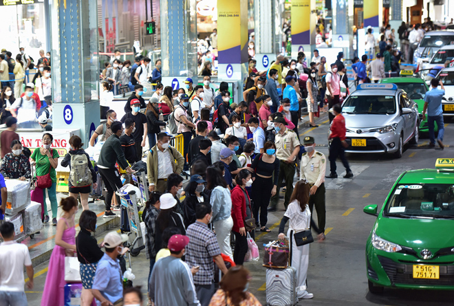 Nhà chờ taxi tắc nghẽn vào những ngày sau Tết Nhâm Dần do lượng hành khách tới sân bay Tân Sơn Nhất tăng vọt.
