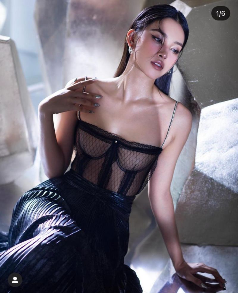 Tieu Vy boldly wears see-through to reveal her femininity that attracts all eyes - 6