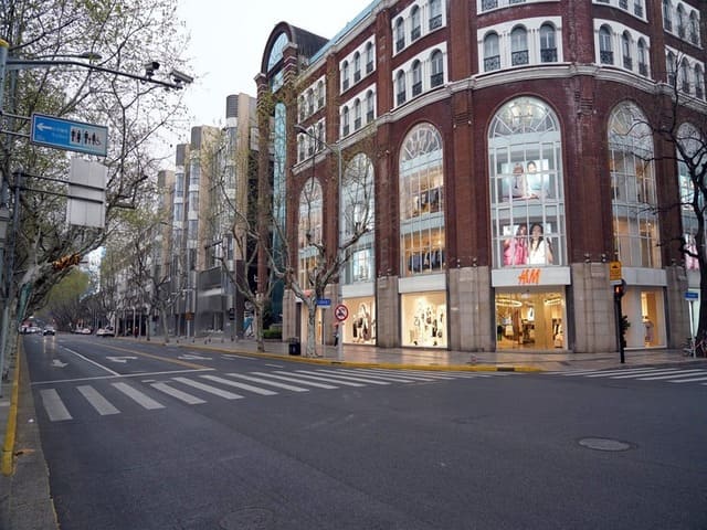 Kinh doanh - “Ác mộng Vũ Hán” lặp lại vì Covid-19, thành phố giàu nhất Trung Quốc hoang tàn không bóng người