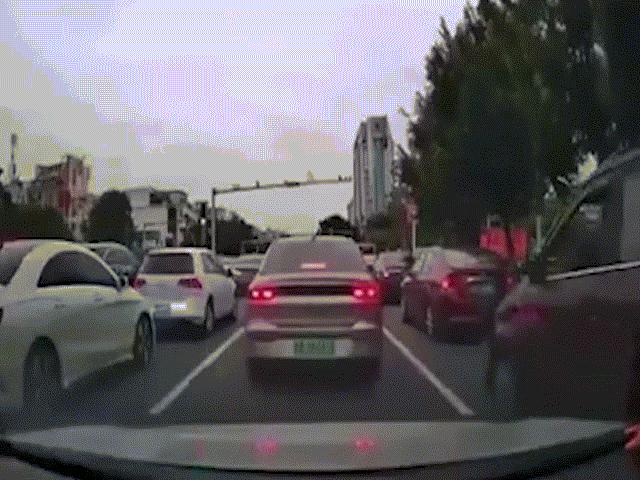 Ô tô - Clip: Đứng hình với màn "ảo thuật" xin làn đẳng cấp thế giới