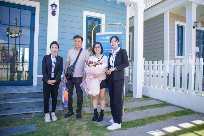 Vợ chồng chị Nguyễn Thị Hà vô cùng hài lòng khi nhận bàn giao biệt thự tại Florida