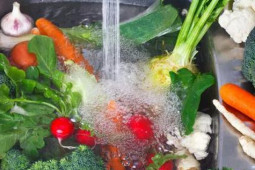 Sức khỏe đời sống - Quá tin tưởng nước rửa bát có thể làm sạch cả rau củ quả, người phụ nữ sốc khi phát hiện mắc ung thư