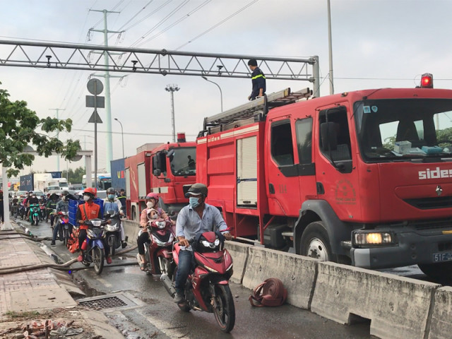Tin tức trong ngày - Video: Quán beer club bốc cháy dữ dội ở TP Thủ Đức