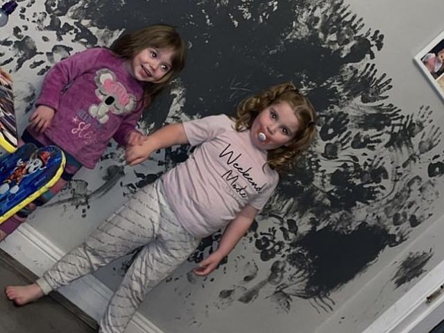 Bạn trẻ - Cuộc sống - Clip: Hai con gái “phá” ngôi nhà mới trang trí khiến bố mẹ “câm nín”