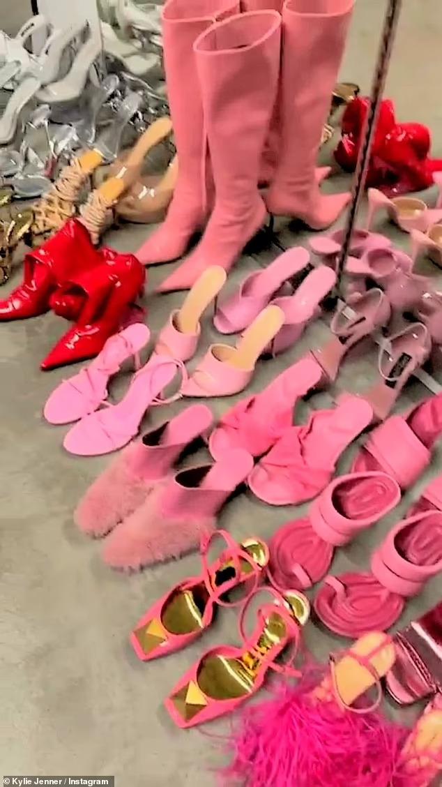 Kylie Jenner khoe bộ sưu tập giày