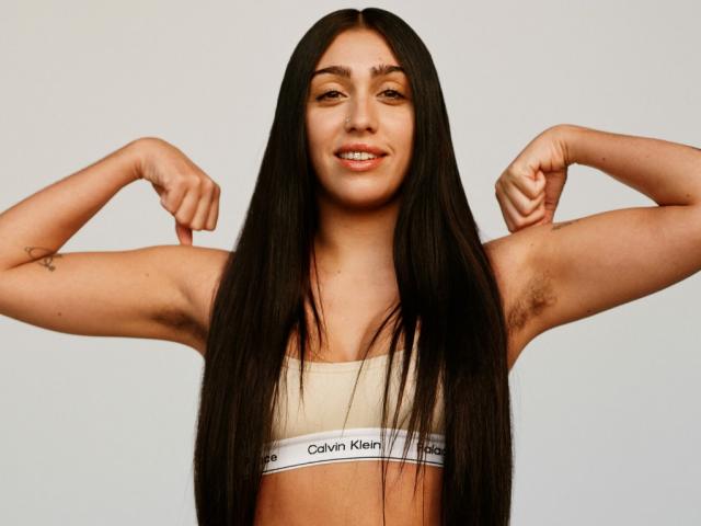 Thời trang - Calvin Klein lạ lẫm trong BST mới, con gái Madonna tạo điểm nhấn