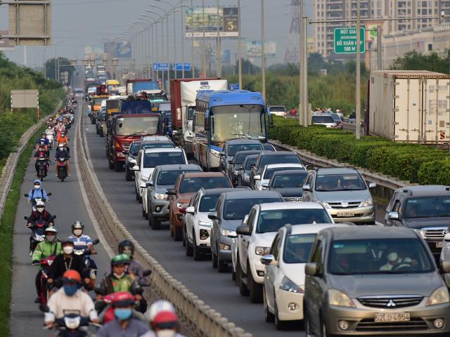 Tin tức trong ngày - Ô tô, xe máy "chôn chân" hàng km trên cao tốc về TP.HCM trước dịp nghỉ lễ