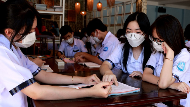 Đọc sách tại thư viện