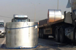 Cuộn thép trên xe đầu kéo rơi xuống đường, kẹt xe gần 2km