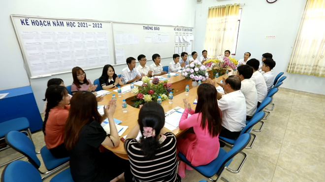 Ban giám hiệu họp triển khai công việc với các thầy cô