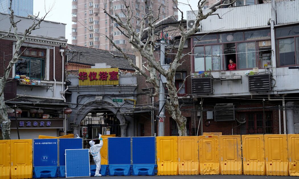 Một khu dân cư bị phong tỏa ở Thượng Hải (ảnh: SCMP)