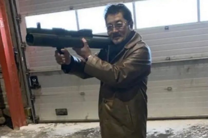 Trùm yakuza Takeshi Ebisawa cầm trên tay một súng phóng tên lửa vác vai (ảnh: SCMP)