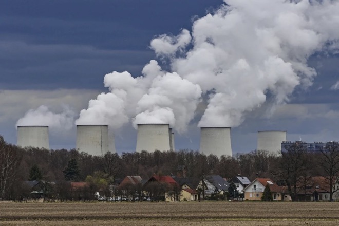Hơi nước bốc lên từ các tháp làm mát tại một nhà máy điện ở J’nschwalde, Đức, hôm 5.4.