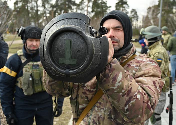 Binh sĩ Ukraine tiếp nhận các vũ khí chống tăng do phương Tây cung cấp.