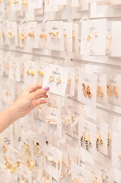 Tính ứng dụng cao là một trong những điểm mạnh được các khách hàng yêu chuộng của nhãn hiệu thời trang này.