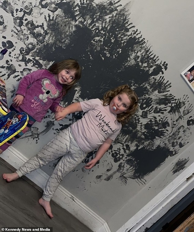 Hai cô bé quyết định thử vẽ tay tại chỗ trong khi bố mẹ đang ngủ&nbsp;