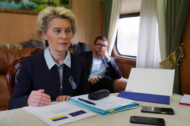 Chủ tịch Ủy ban châu Âu Ursula von der Leyen trên đường đến thủ đô Kiev - Ukraine hôm 8-4 Ảnh: REUTERS