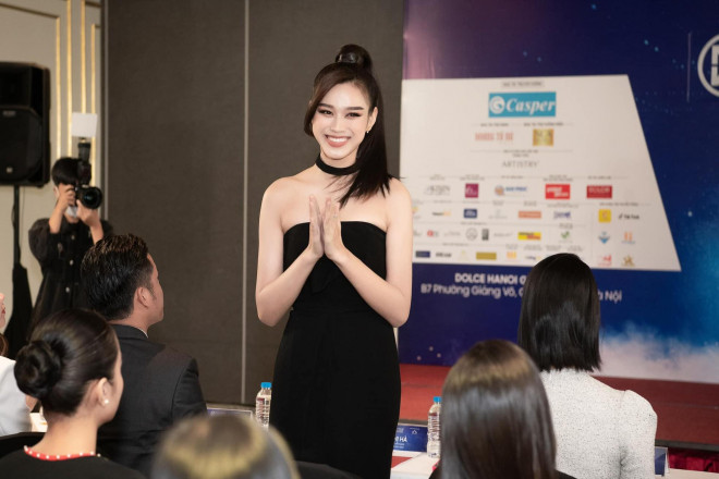 Hoa hậu Đỗ Thị Hà, Lương Thùy Linh đẹp gợi cảm khi &#39;đụng&#39; váy đen khoe vai trần - 1