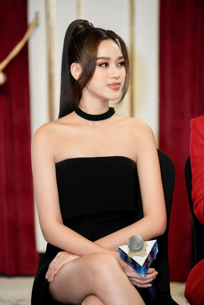 Hoa hậu Đỗ Thị Hà, Lương Thùy Linh đẹp gợi cảm khi 'đụng' váy đen khoe vai trần - 4