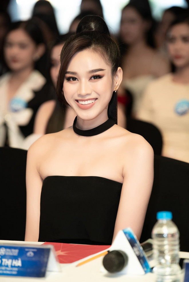 Hoa hậu Đỗ Thị Hà, Lương Thùy Linh đẹp gợi cảm khi 'đụng' váy đen khoe vai trần - 3