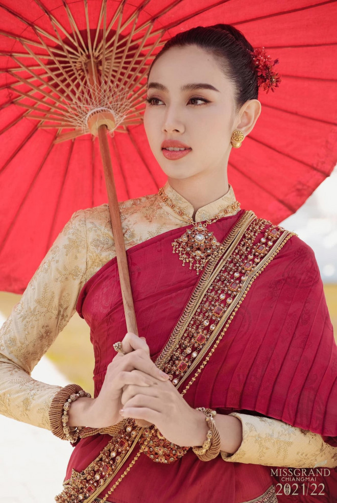 Thuy Tien is beautiful when wearing Thai and Colombian national costumes - 4