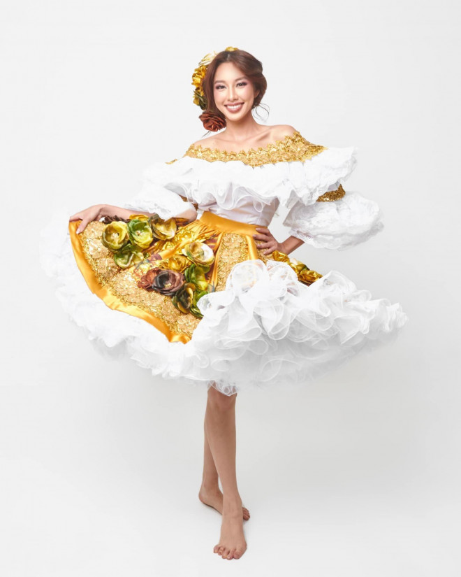Thuy Tien is beautiful when wearing Thai and Colombian national costumes - 1