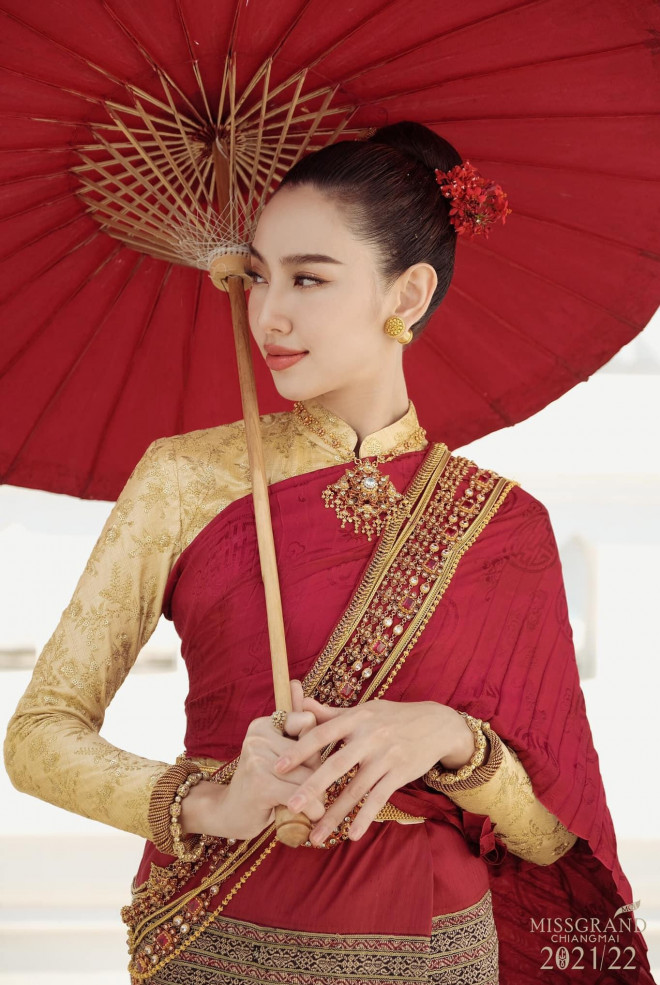 Thuy Tien is beautiful when wearing Thai and Colombian national costumes - 5