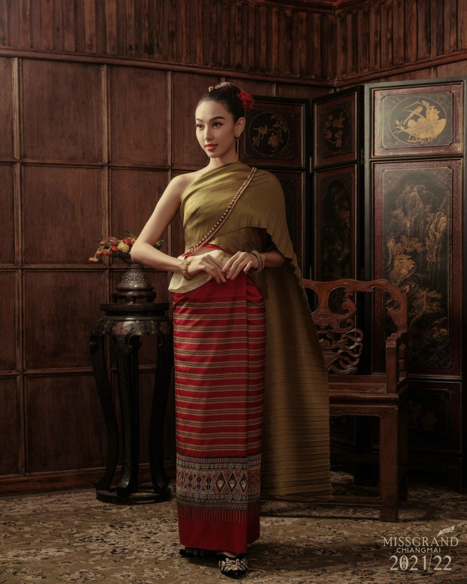 Thuy Tien is beautiful when wearing Thai and Colombian national costumes - 7
