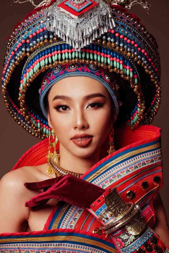 Thuy Tien is beautiful when wearing Thai and Colombian national costumes - 9