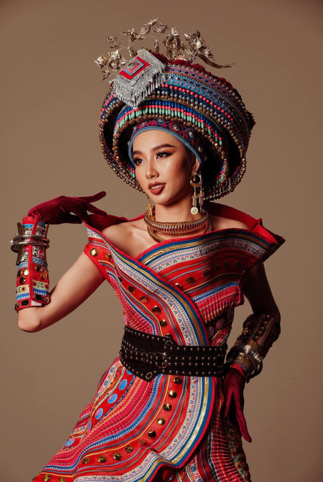 Thuy Tien is beautiful when wearing Thai and Colombian national costumes - 10