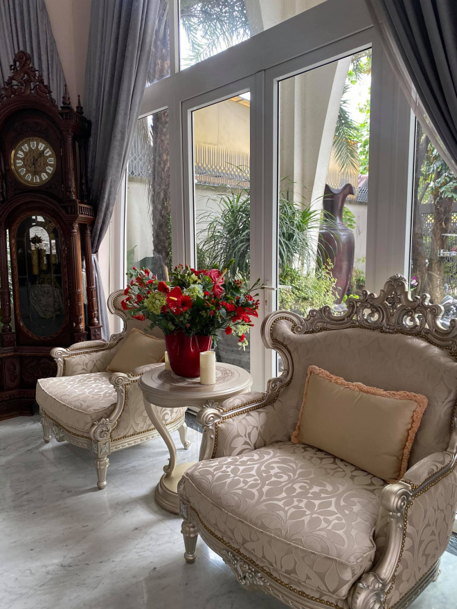 Căn biệt thự có nội thất đắt đỏ