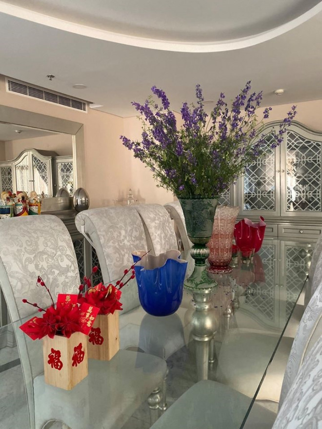 Bàn ăn được bài trí sang trọng với hai không
gian. Một là bàn ăn tròn với các vật dụng được bài trí sẵn. Hai là
bàn ăn hình chữ nhật được đặt kế bên khu bếp.