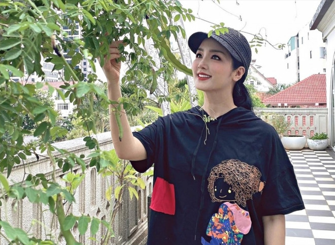 Việc chăm cây cối giúp Giáng My giải tỏa năng
lượng thừa trong những ngày dịch. Hai năm qua, chị dành nhiều thời
gian nghiên cứu sâu hơn cách chăm sóc cây, hoa.