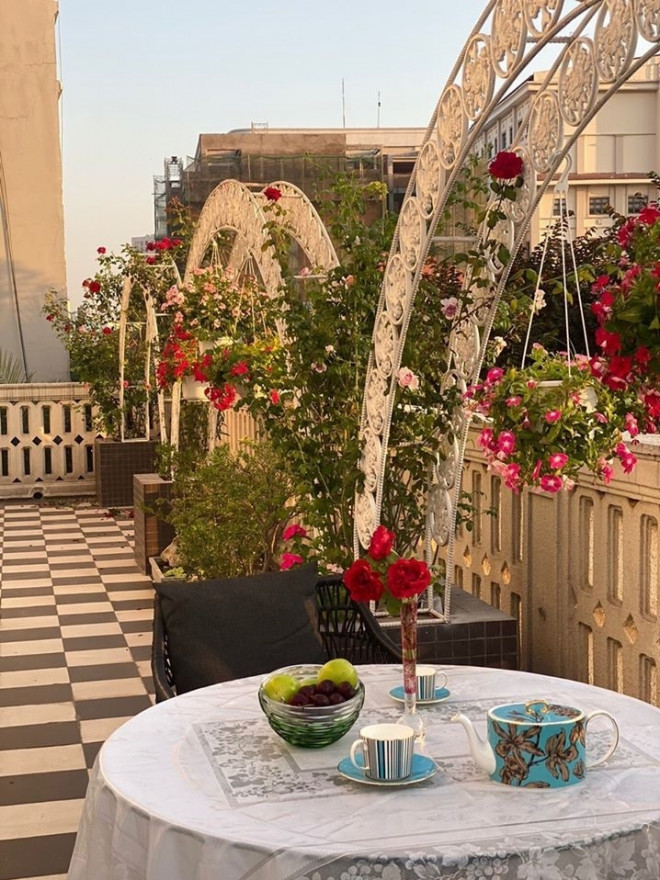 Hoa hồng giúp căn biệt thự của nàng hậu thêm
sức sống. Ảnh: NSCC