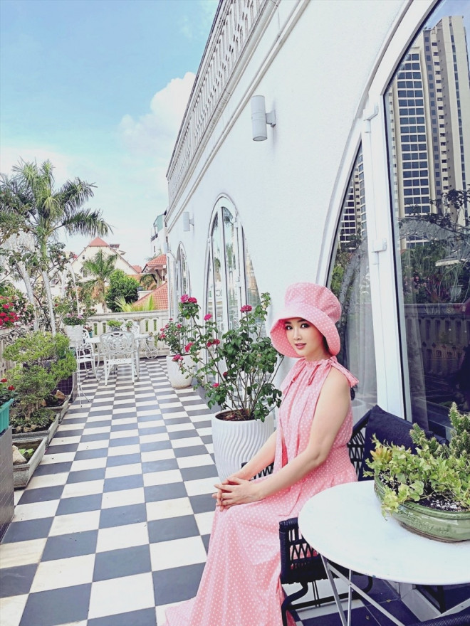 Sân thượng đẹp còn là nơi giúp chị tìm thấy
niềm vui khi chăm vườn, tập thiền, yoga, đọc sách... ở khu vườn
trên cao này.