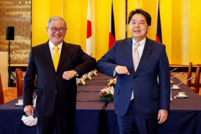 Bộ trưởng Ngoại giao Philippines và người đồng cấp Nhật Bản chụp ảnh kỷ niệm tại Nhà khách Iikura, Tokyo, Nhật Bản ngày 9/4. Ảnh - Reuters
