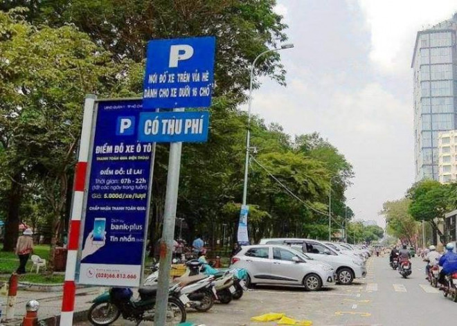 Thu phí đỗ ô tô trên đường Lê Lai, Q.1