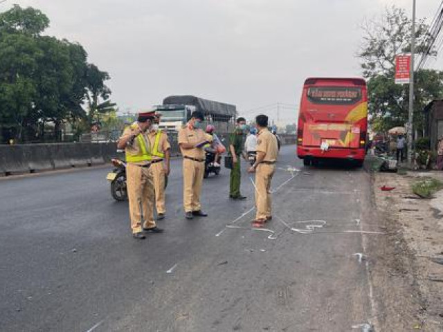 Tin tức trong ngày - Tông chết người đi xe máy, lòi thêm 2.000 gói thuốc lá lậu