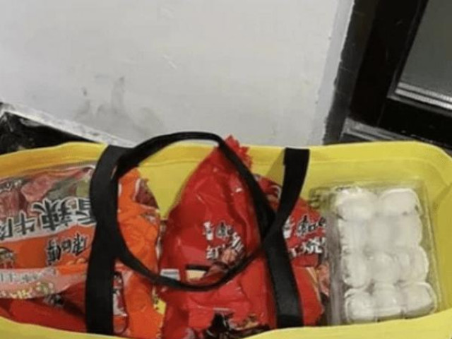 Bạn trẻ - Cuộc sống - Bo cho shipper 700 nghìn, cô gái bị cư dân mạng chế giễu