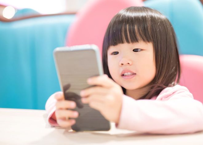 Trẻ em sử dụng mạng xã hội ngày càng nhiều. (Ảnh minh họa)