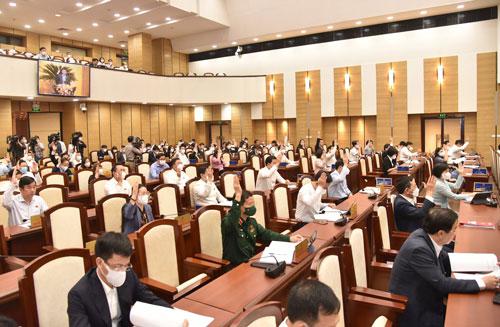 Các đại biểu HĐND TP Hà Nội biểu quyết thông qua nghị quyết tại kỳ họp