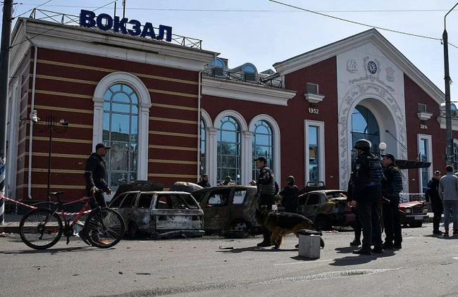 Hiện trường vụ tấn công ở nhà ga Kramatorsk, Đông Ukraine. Ảnh: AP