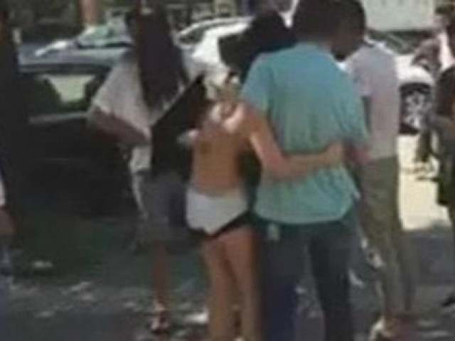 Cô gái 20 tuổi bị vợ đánh ghen giữa phố, chồng lao ra ”anh hùng cứu mỹ nhân” và cái kết