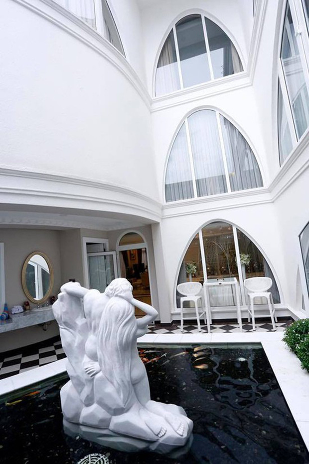 Không gian bên ngoài với hồ cá