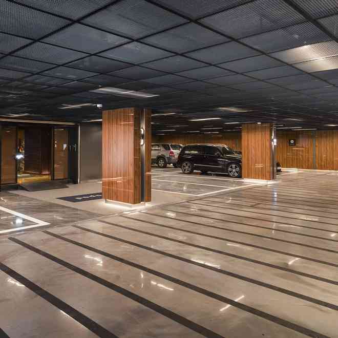 Hầm xe và sảnh sang trọng của toà nhà.