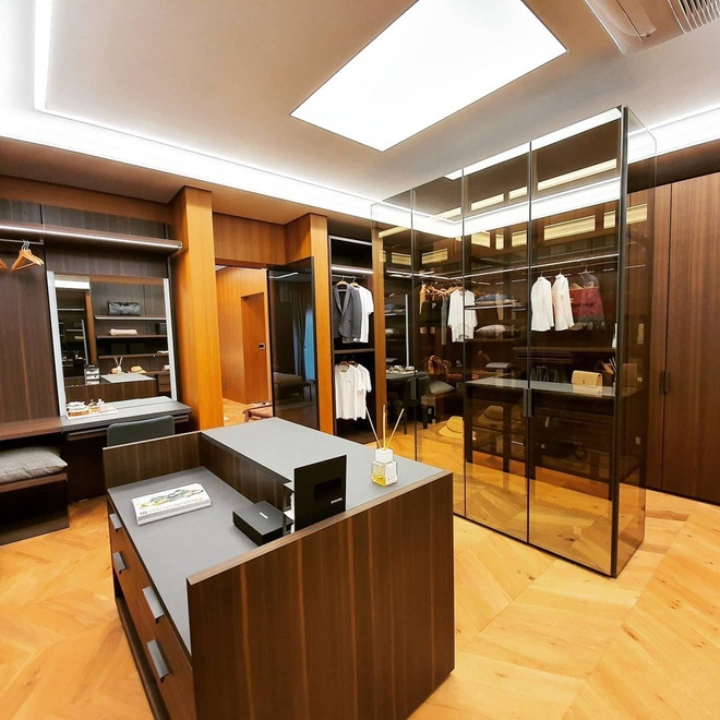 Trong căn penthouse này có hẳn 1 phòng thay đồ
rộng như showroom, đủ cho thấy đẳng cấp của 2 ngôi sao hàng đầu
Kbiz.