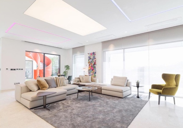 Căn phòng khách rộng rãi và ngập tràn ánh
sáng. Diện tích rộng rãi của căn hộ cũng là điều kiện lý tưởng nếu
Son Ye Jin muốn nuôi thú cưng. Căn penthouse trăm tỷ này được thiết
kế theo phong cách đơn giản và hiện đại với tông màu trắng, đem đến
cảm giác nhẹ nhàng, sáng sủa