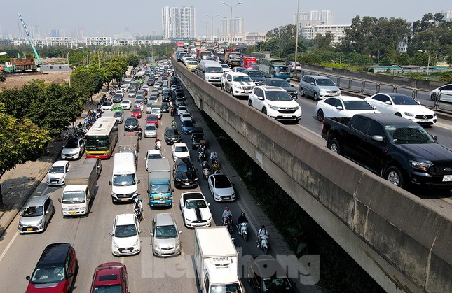 Có nhiều thời điểm phương tiện đứng im cả chục phút đồng hồ không di chuyển