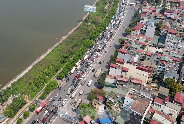 Lượng xe hàng 4, hàng 5 trên đường Giải Phóng hướng đi về Pháp Vân lúc 11 giờ 30 trưa nay